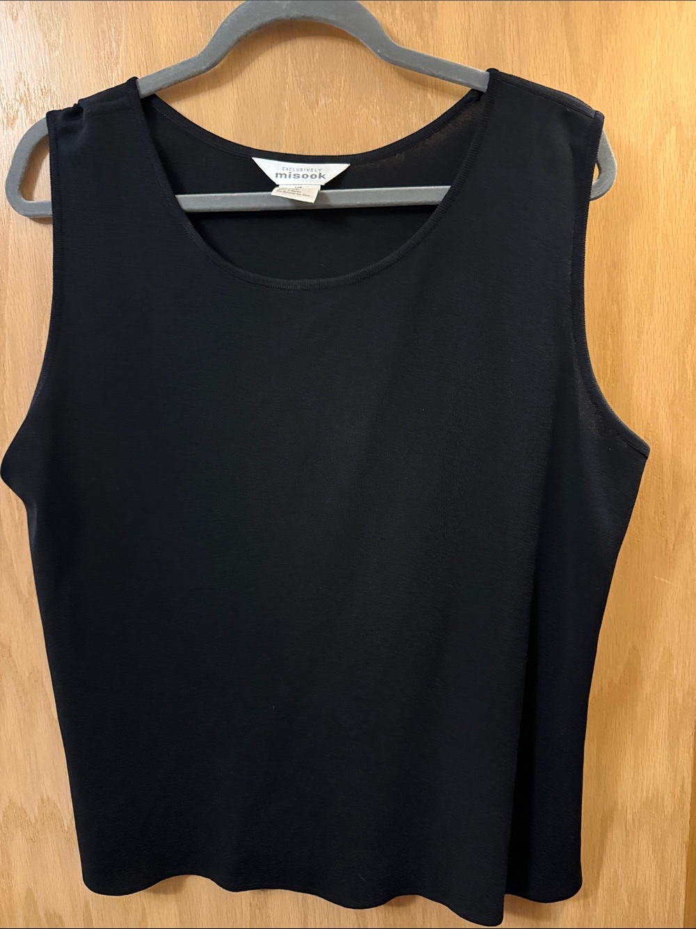 Misook Black Sleeveless Scoop Neck Tank